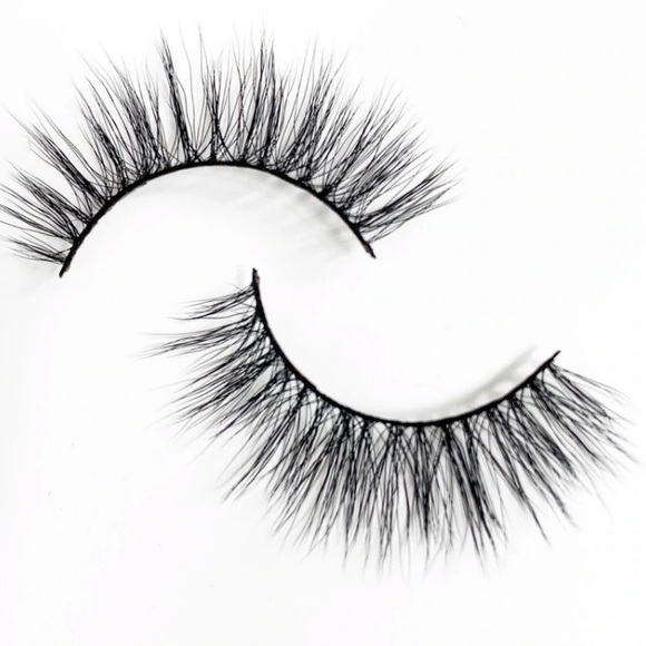 🆕 Lashaholic Luxury Lashes - Kiss Me - Fake Eyelashes - Picture 4 of 6